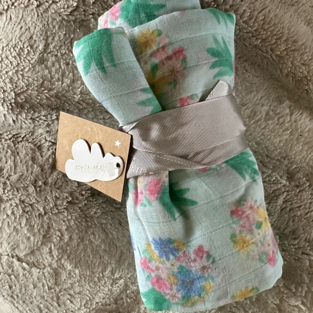 💙5/$25💙Angel Dear Viscose Swaddle 47x47 NWT - Picture 3 of 7